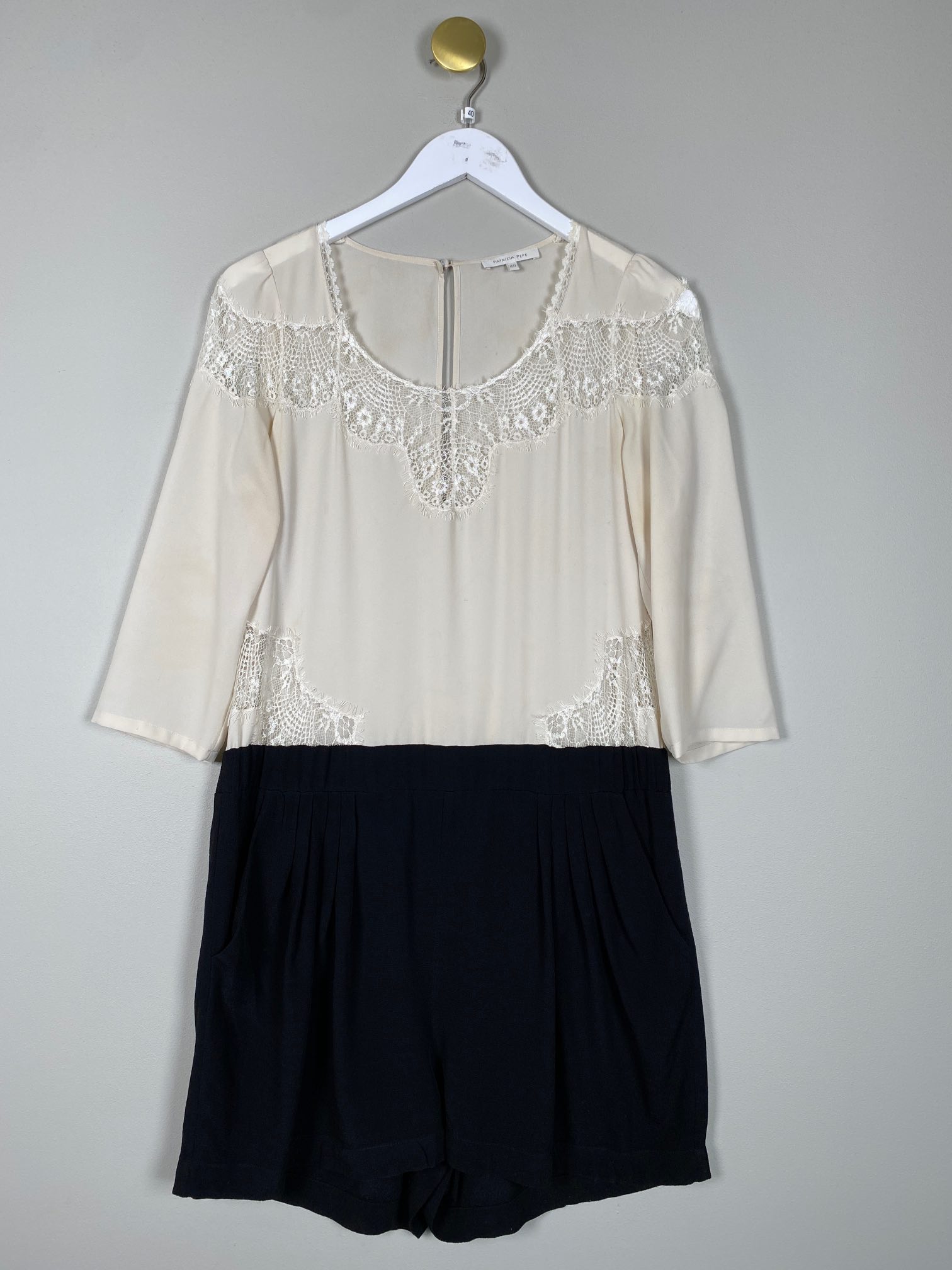 Patrizia Pepe str. 40 <br/> kort buksedragt med fine blondedetaljer