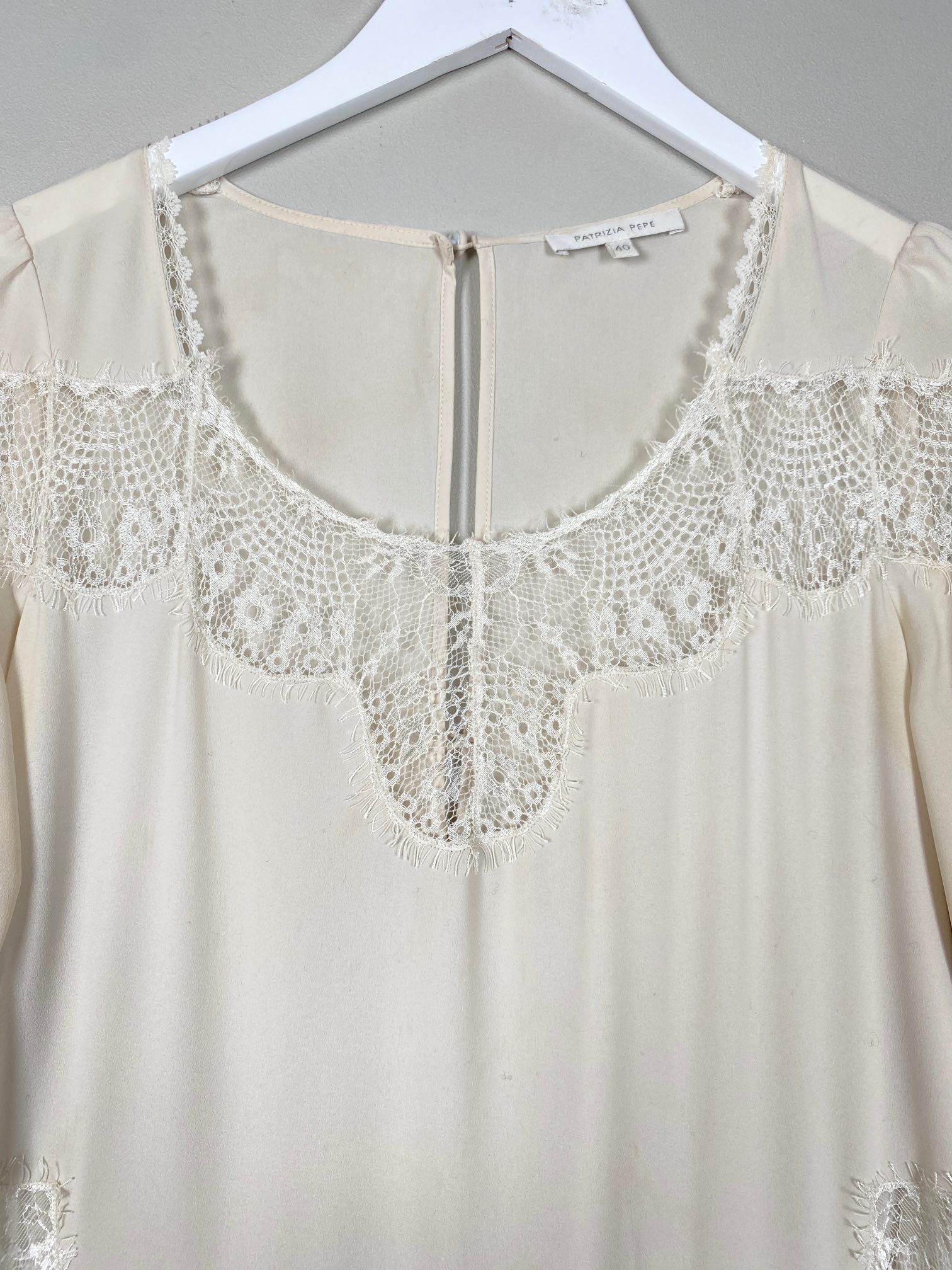 Patrizia Pepe str. 40 <br/> kort buksedragt med fine blondedetaljer - Billede 4