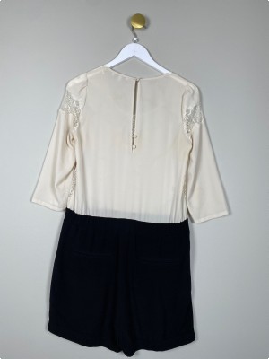 Patrizia Pepe str. 40 <br/> kort buksedragt med fine blondedetaljer