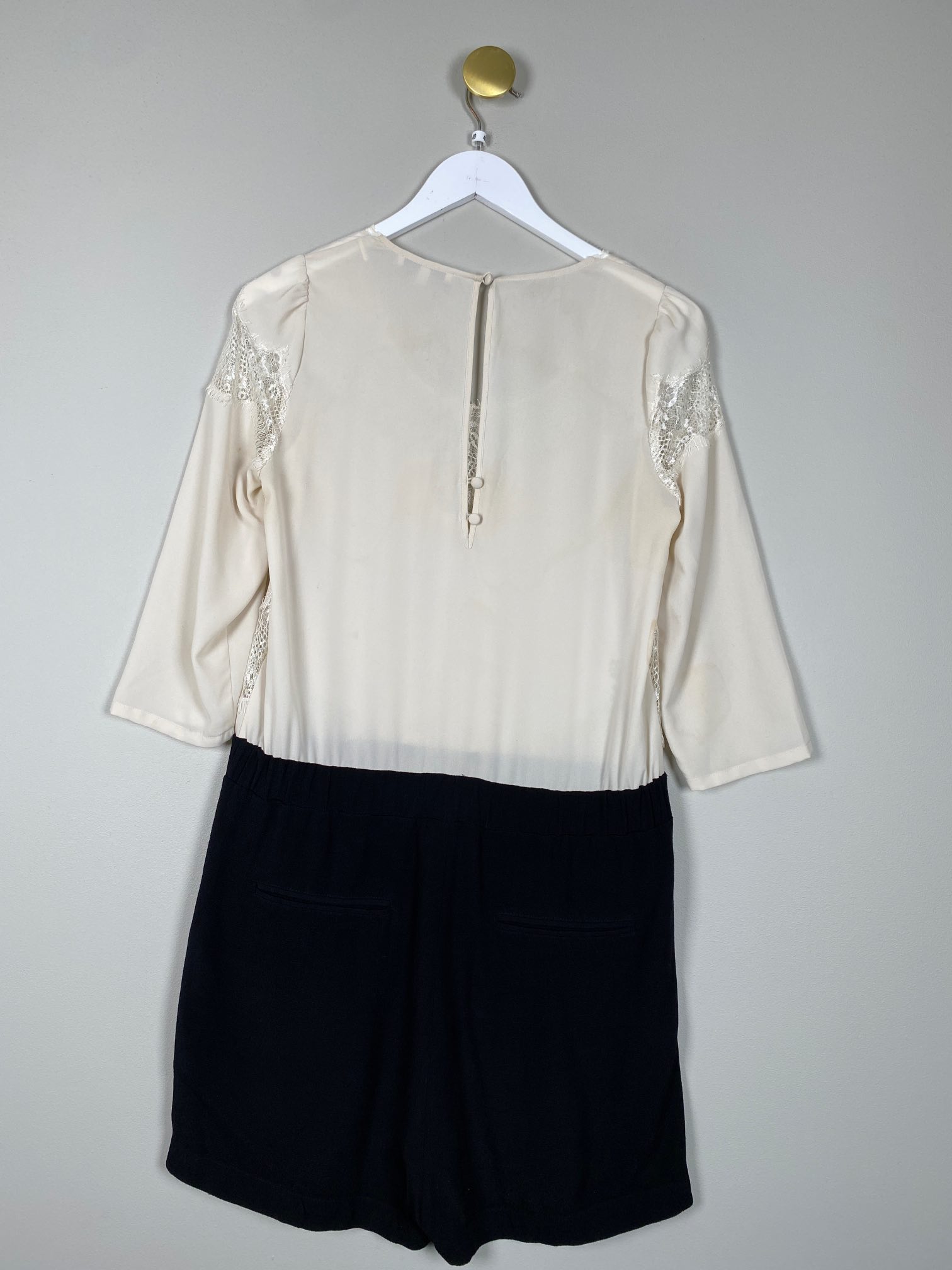 Patrizia Pepe str. 40 <br/> kort buksedragt med fine blondedetaljer - Billede 2