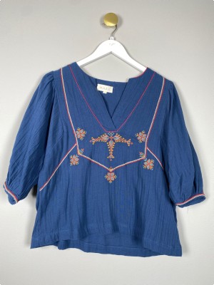 M.A.B.E str. S <br/> blå bluse med broderet mønstre