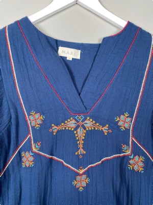 M.A.B.E str. S <br/> blå bluse med broderet mønstre