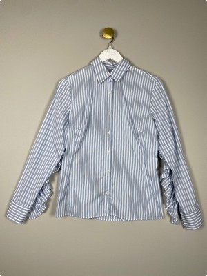 Britt Sisseck str. 38 <br/> blå og hvid stribet skjorte med flæser