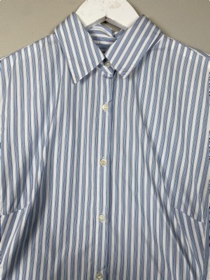 Britt Sisseck str. 38 <br/> blå og hvid stribet skjorte med flæser
