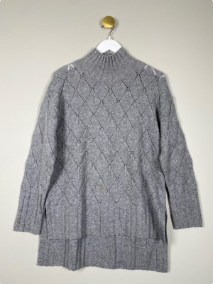 Seventy str. 42 <br/> Grå strik med hulmønster