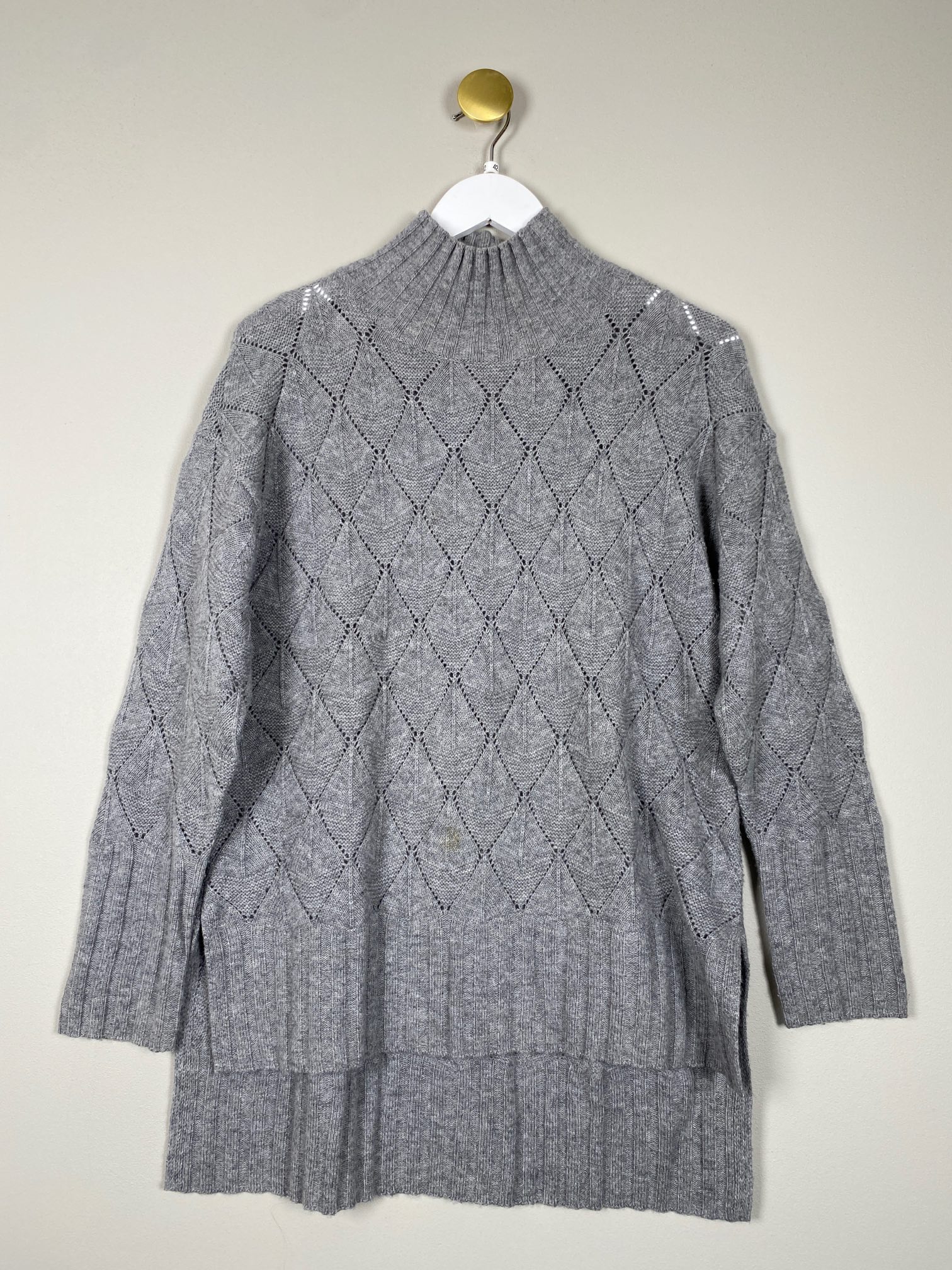 Seventy str. 42 <br/> Grå strik med hulmønster