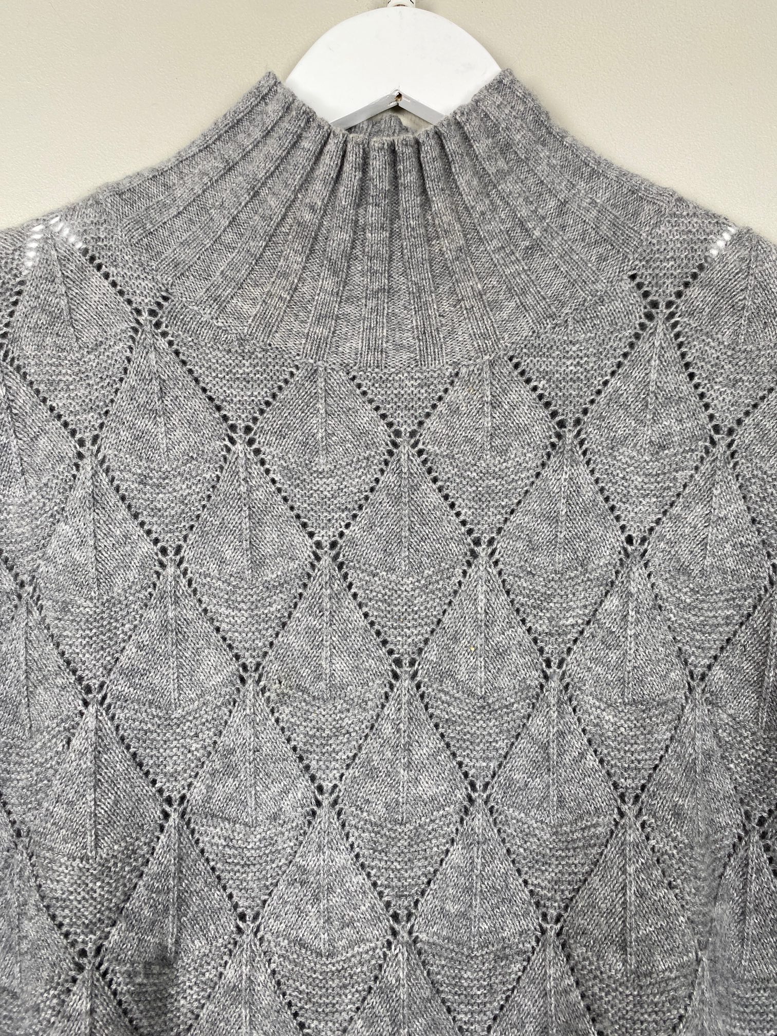 Seventy str. 42 <br/> Grå strik med hulmønster - Billede 3