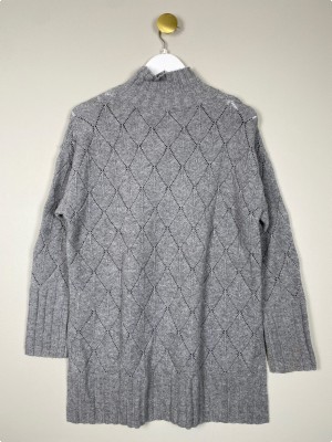 Seventy str. 42 <br/> Grå strik med hulmønster