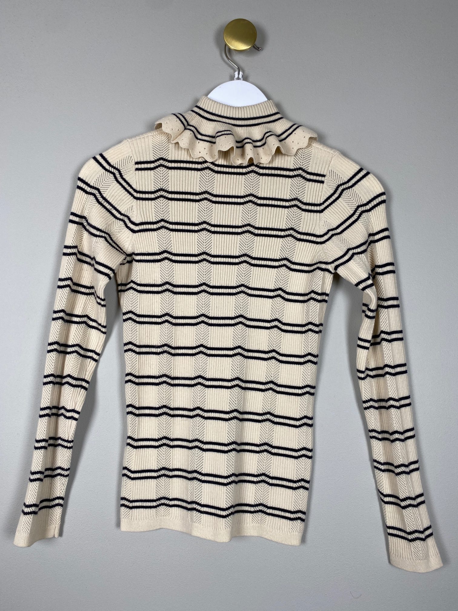Sandro Paris str. xs <br/> Off White strik med blå striber og hulmønster