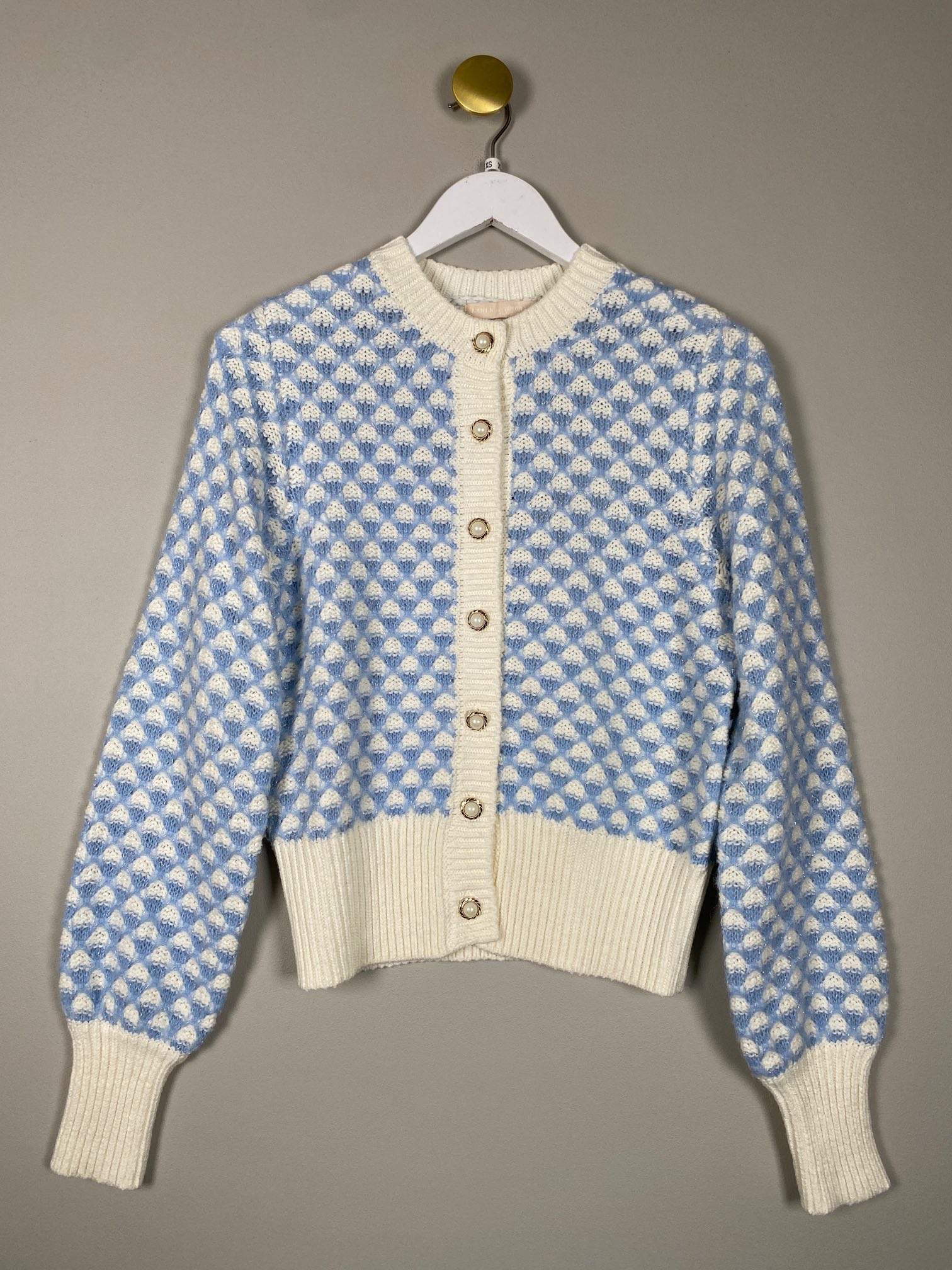 Karen Simonsen str. XS <br/> Mønstret lyseblå offwhite strik med flotte knapper