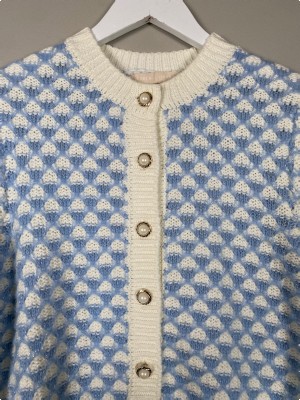 Karen Simonsen str. XS <br/> Mønstret lyseblå offwhite strik med flotte knapper