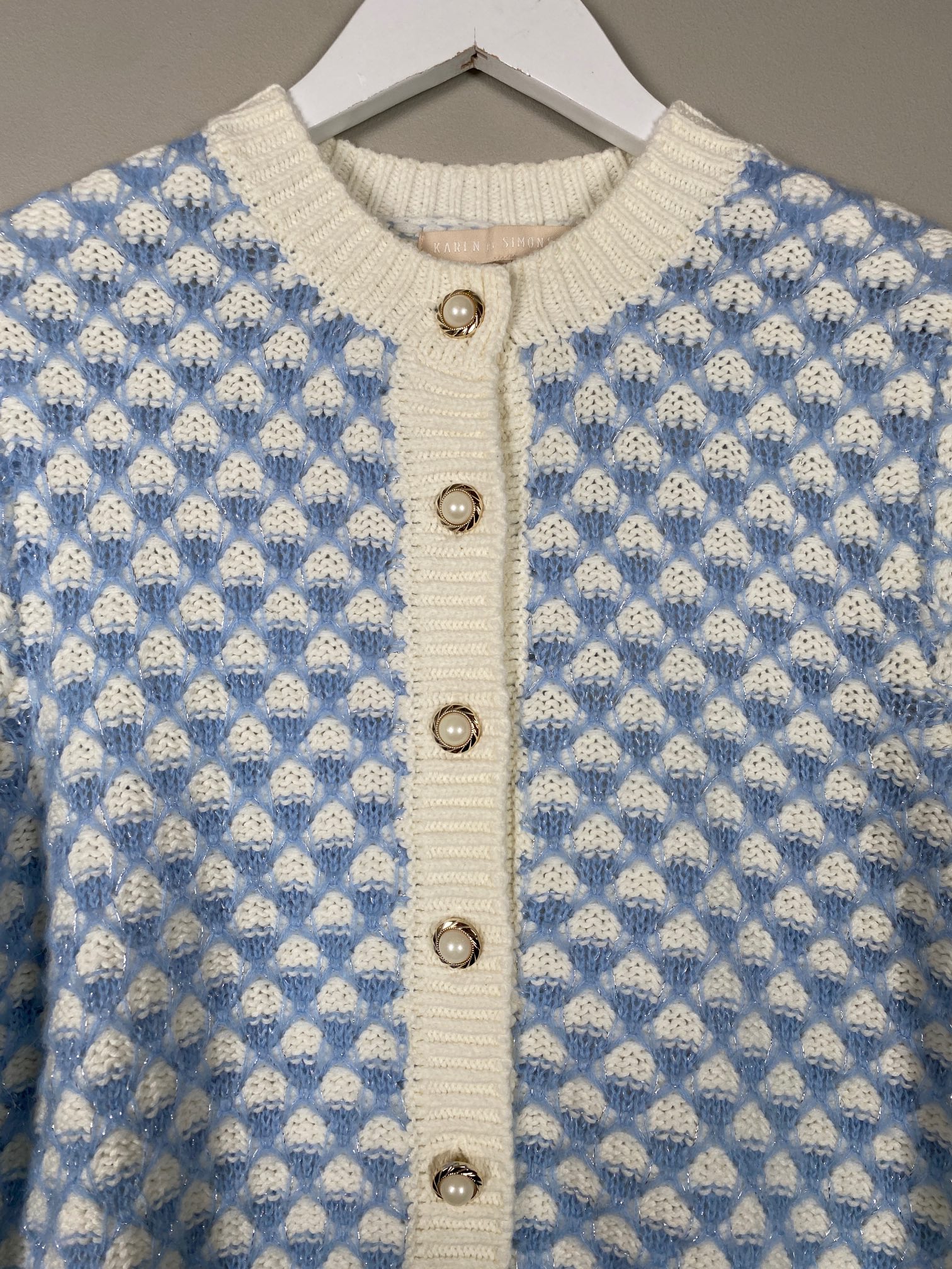 Karen Simonsen str. XS <br/> Mønstret lyseblå offwhite strik med flotte knapper - Billede 2