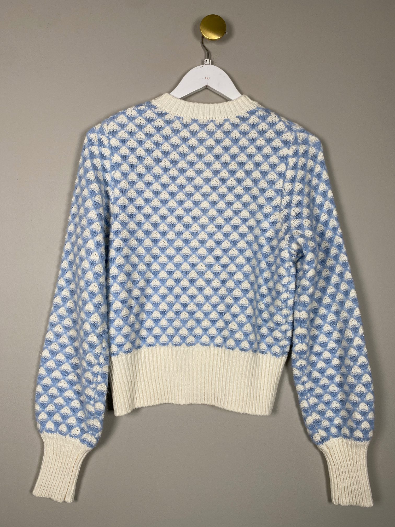 Karen Simonsen str. XS <br/> Mønstret lyseblå offwhite strik med flotte knapper - Billede 3