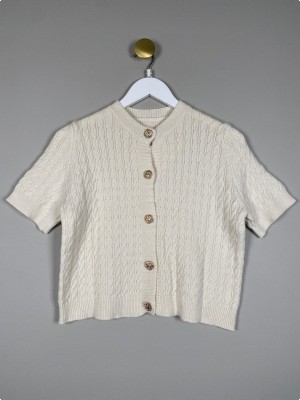Cardigan str. S/M <br/> råhvid cardigan i kabelstrik