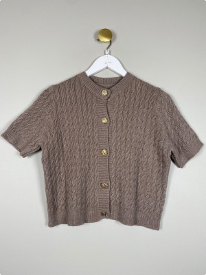Cardigan str. S/M <br/> lysbrun cardigan i kabelstrik