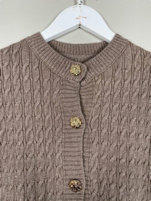 Cardigan str. S/M <br/> lysbrun cardigan i kabelstrik