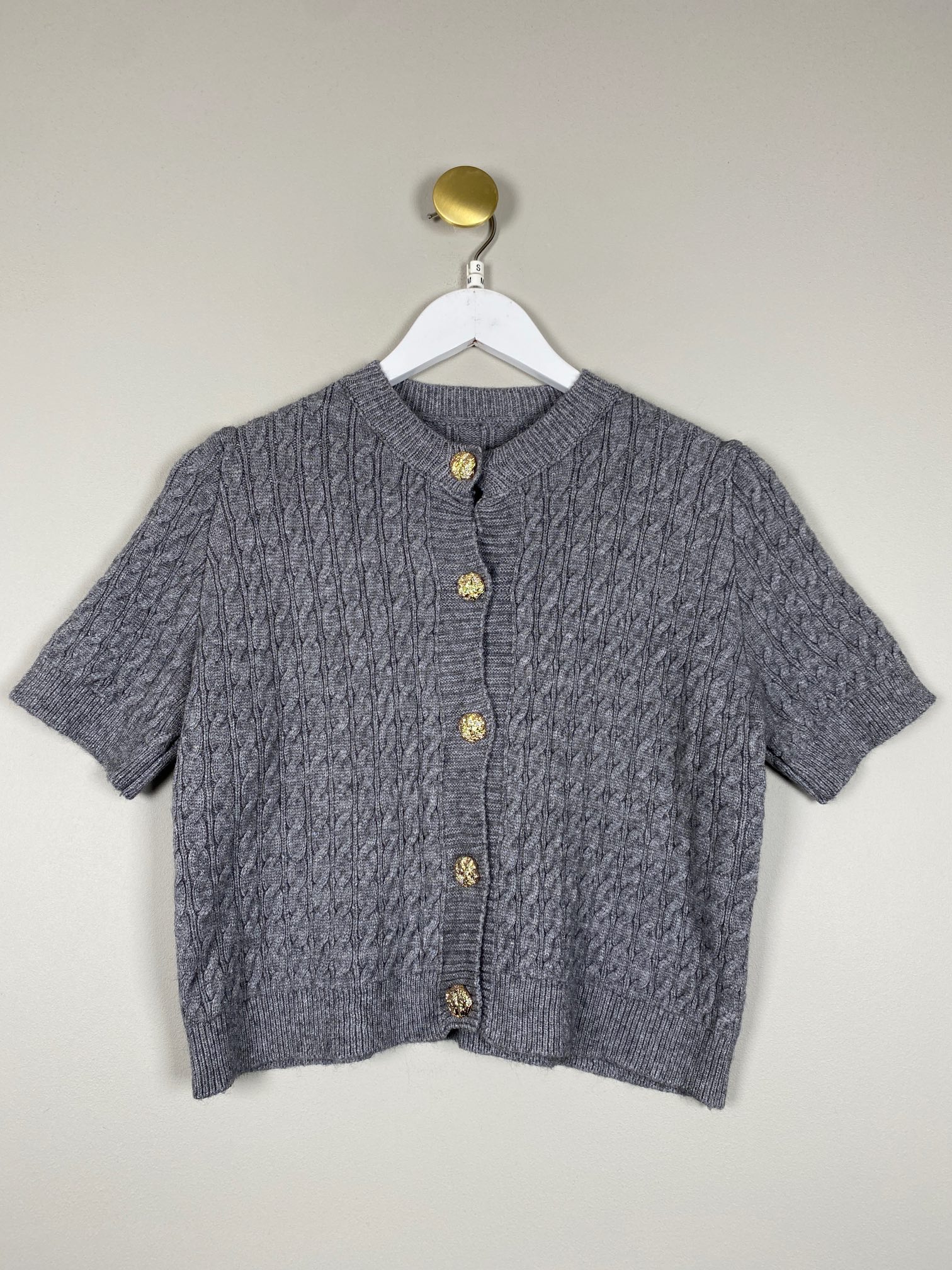 Cardigan str. S/M <br/> grå cardigan i kabelstrik