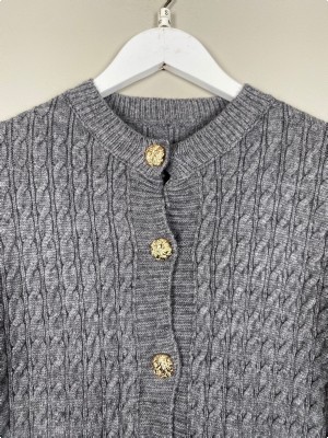 Cardigan str. S/M <br/> grå cardigan i kabelstrik