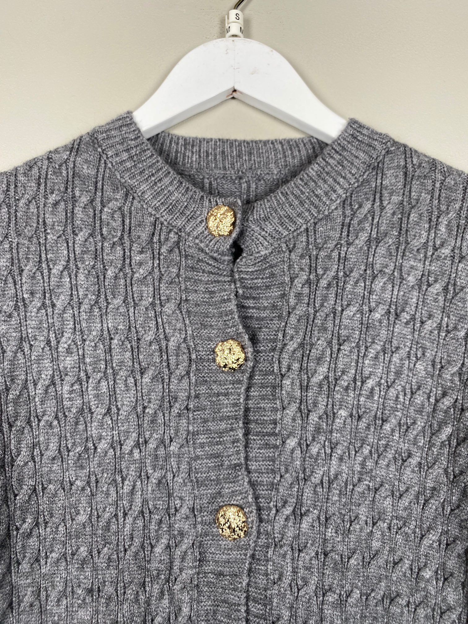 Cardigan str. S/M <br/> grå cardigan i kabelstrik - Billede 2