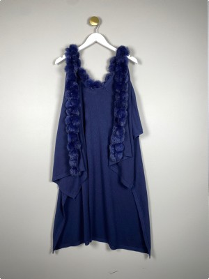 Poncho str. onesize <br/> kongeblå med pelskvaster