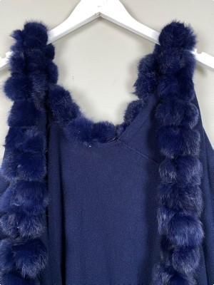 Poncho str. onesize <br/> kongeblå med pelskvaster