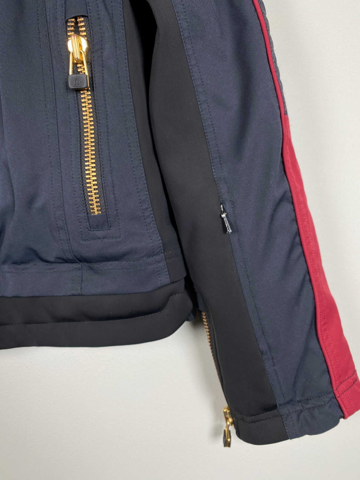 SOS Doll str. 36 <br/> Skijakke sort bordeaux med guldknapper - Billede 4