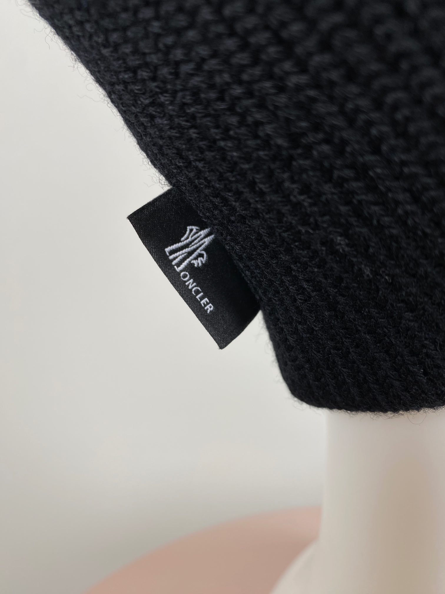 Moncler str. L <br/> sort hus med logo - Billede 4