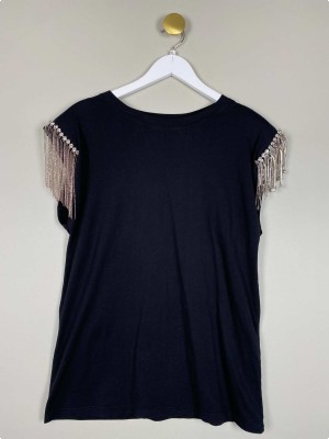 Cirkus Hotel str. XS <br/> sort t-shirt med skulderpynt