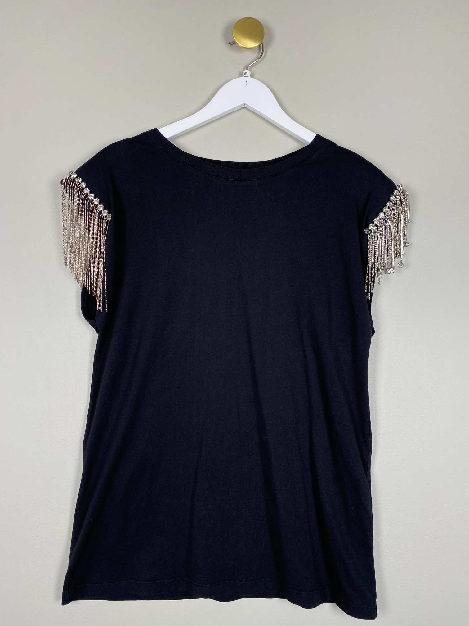 Cirkus Hotel str. XS <br/> sort t-shirt med skulderpynt