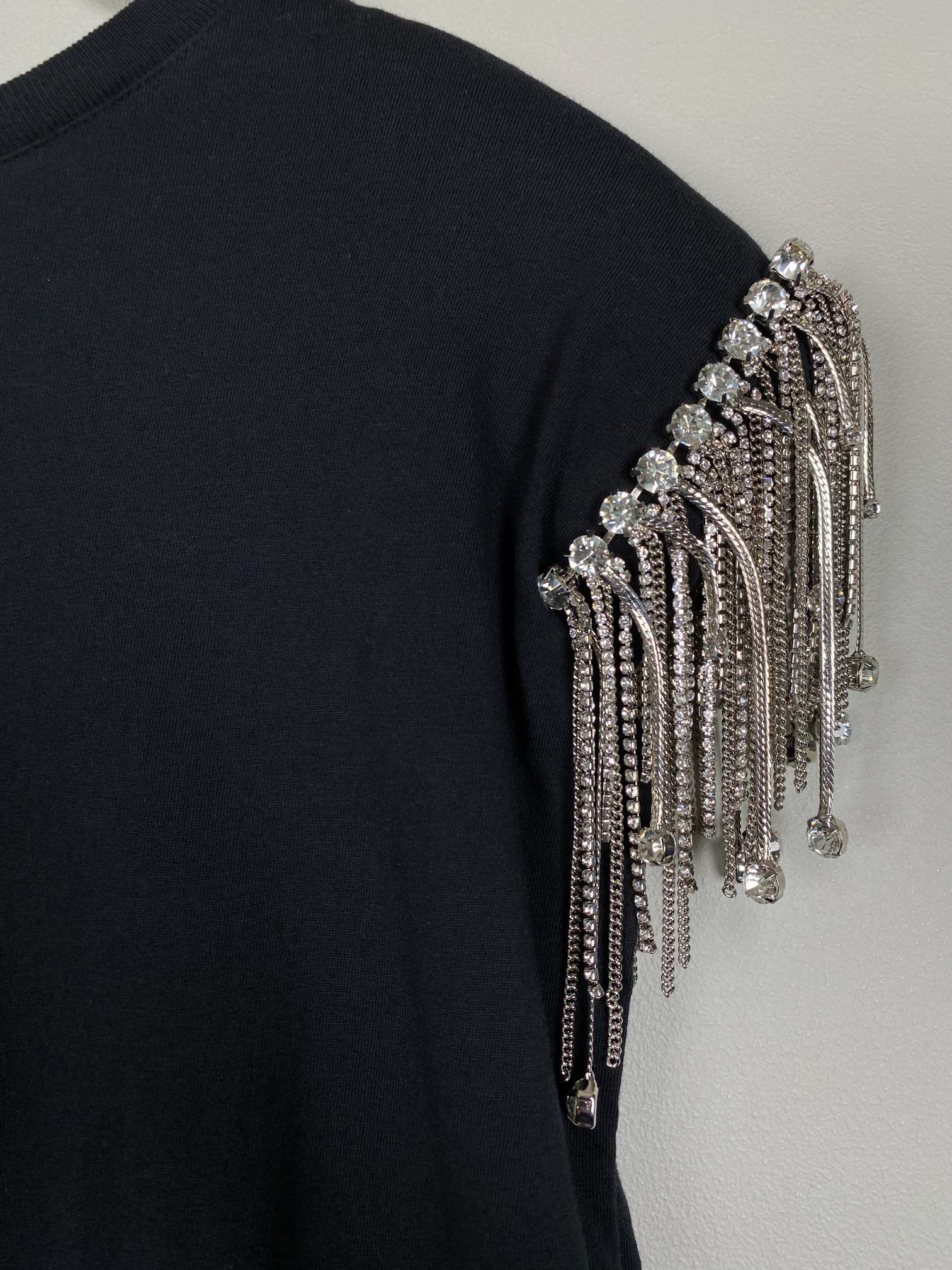 Cirkus Hotel str. XS <br/> sort t-shirt med skulderpynt - Billede 2