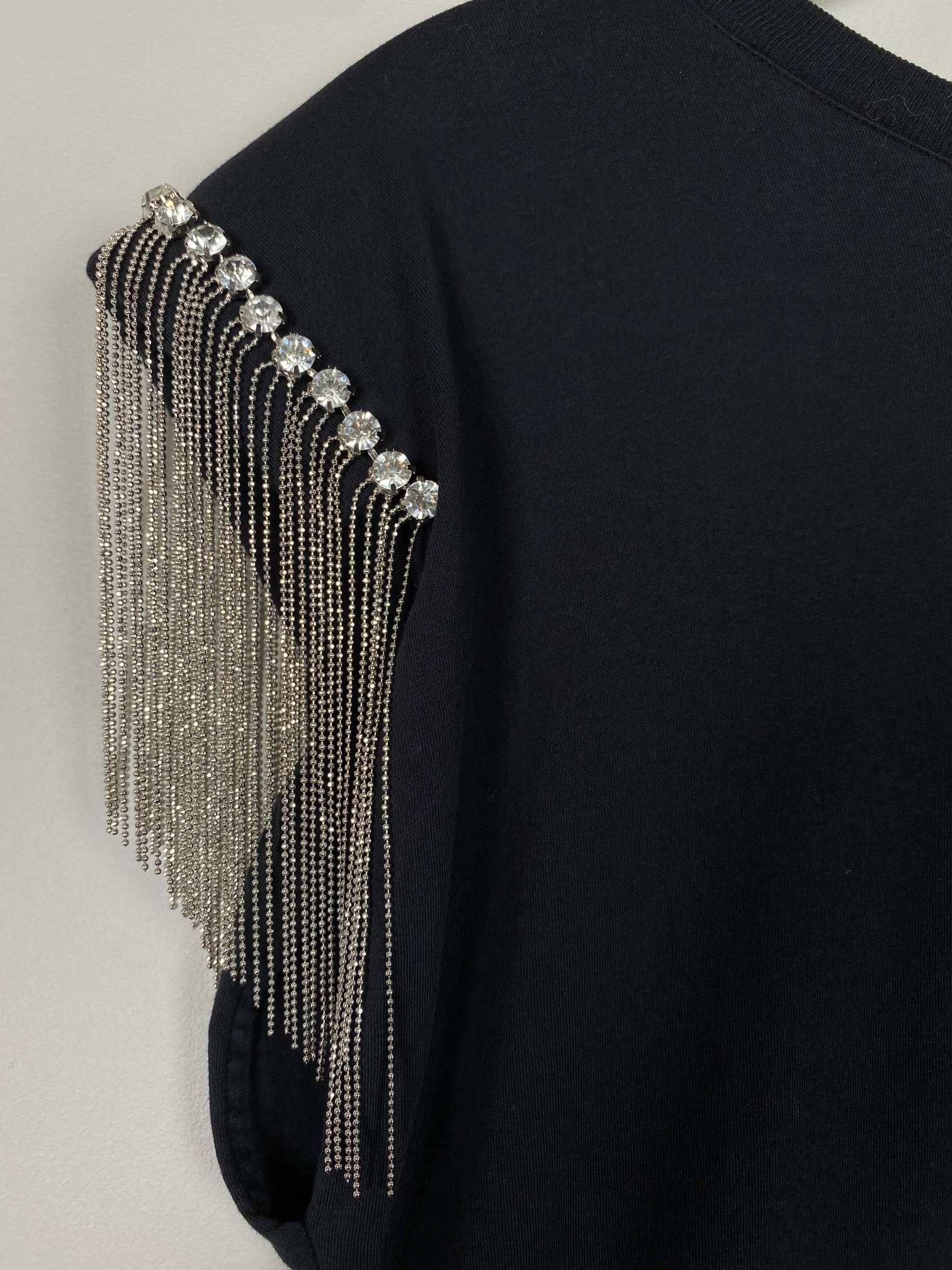 Cirkus Hotel str. XS <br/> sort t-shirt med skulderpynt - Billede 4