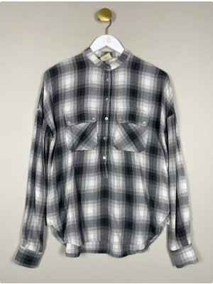 Julie Fagerholt str. 34 <br/> gråternet skjorte