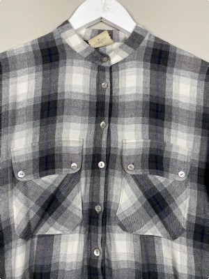 Julie Fagerholt str. 34 <br/> gråternet skjorte