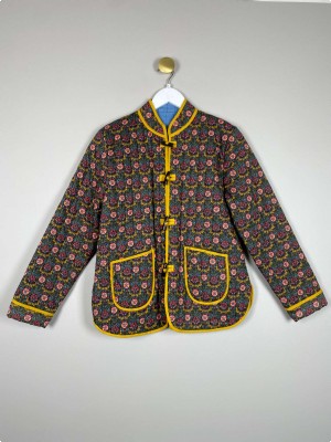 Holly 12 str. M <br/> quiltet jakke med blomstermotiv