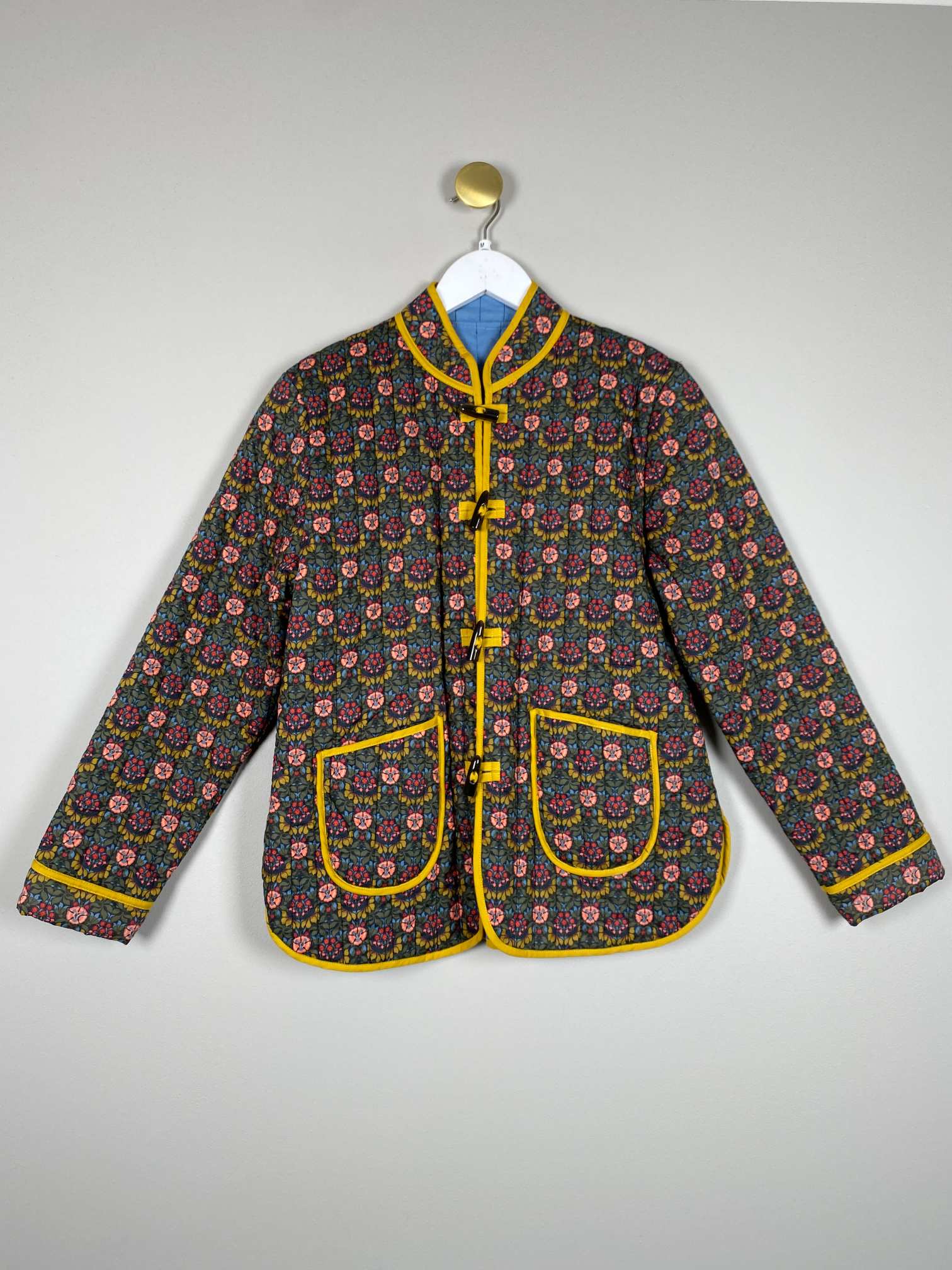 Holly 12 str. M <br/> quiltet jakke med blomstermotiv