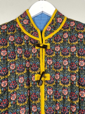 Holly 12 str. M <br/> quiltet jakke med blomstermotiv