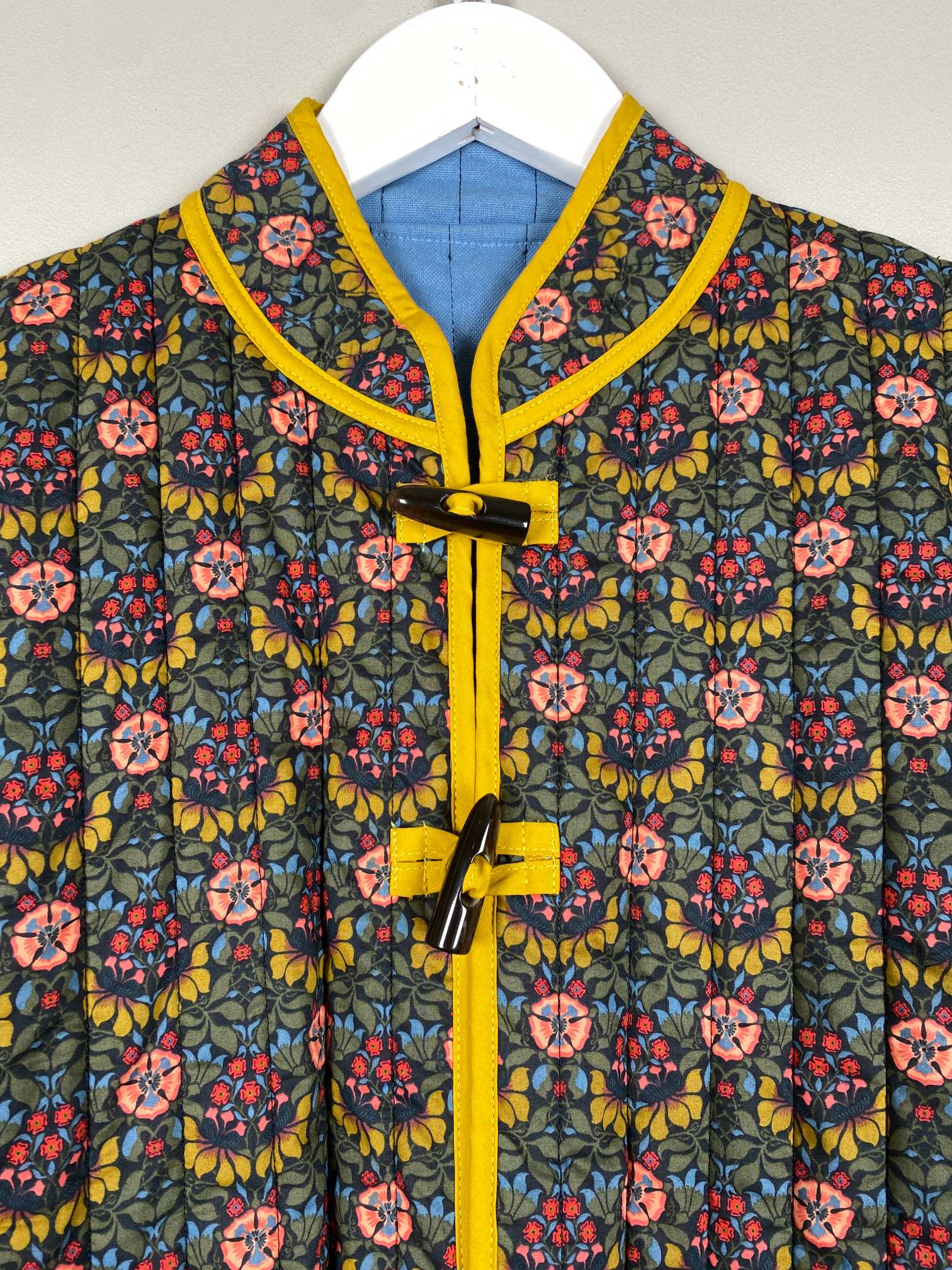 Holly 12 str. M <br/> quiltet jakke med blomstermotiv - Billede 2