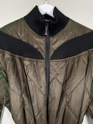 Ivy Park str. XS <br/> lang olivengrøn dunjakke med bælte