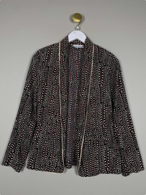 Scarlett Roos str. 34 <br/> sort blazer med rødt/hvidt mønster