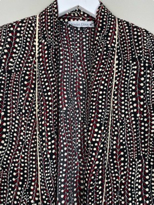 Scarlett Roos str. 34 <br/> sort blazer med rødt/hvidt mønster