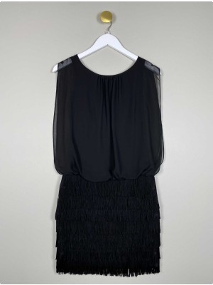 Aidan str. 32 <br/> sort kjole med frynser