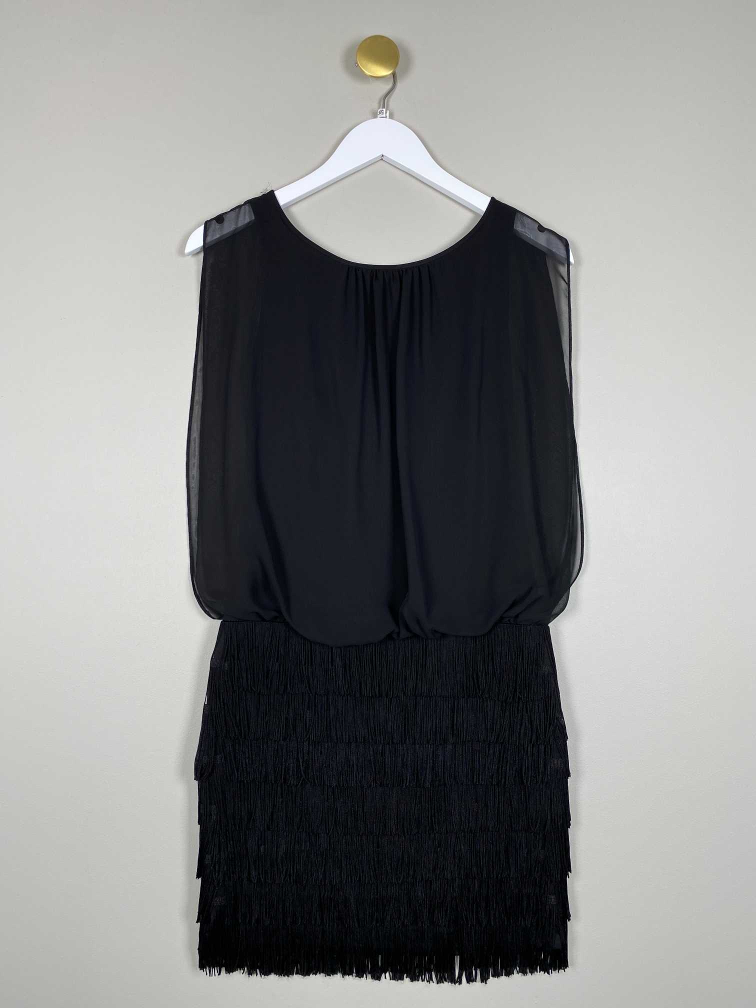 Aidan str. 32 <br/> sort kjole med frynser