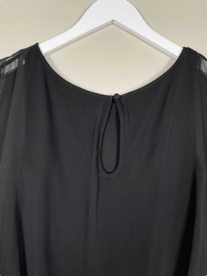 Aidan str. 32 <br/> sort kjole med frynser