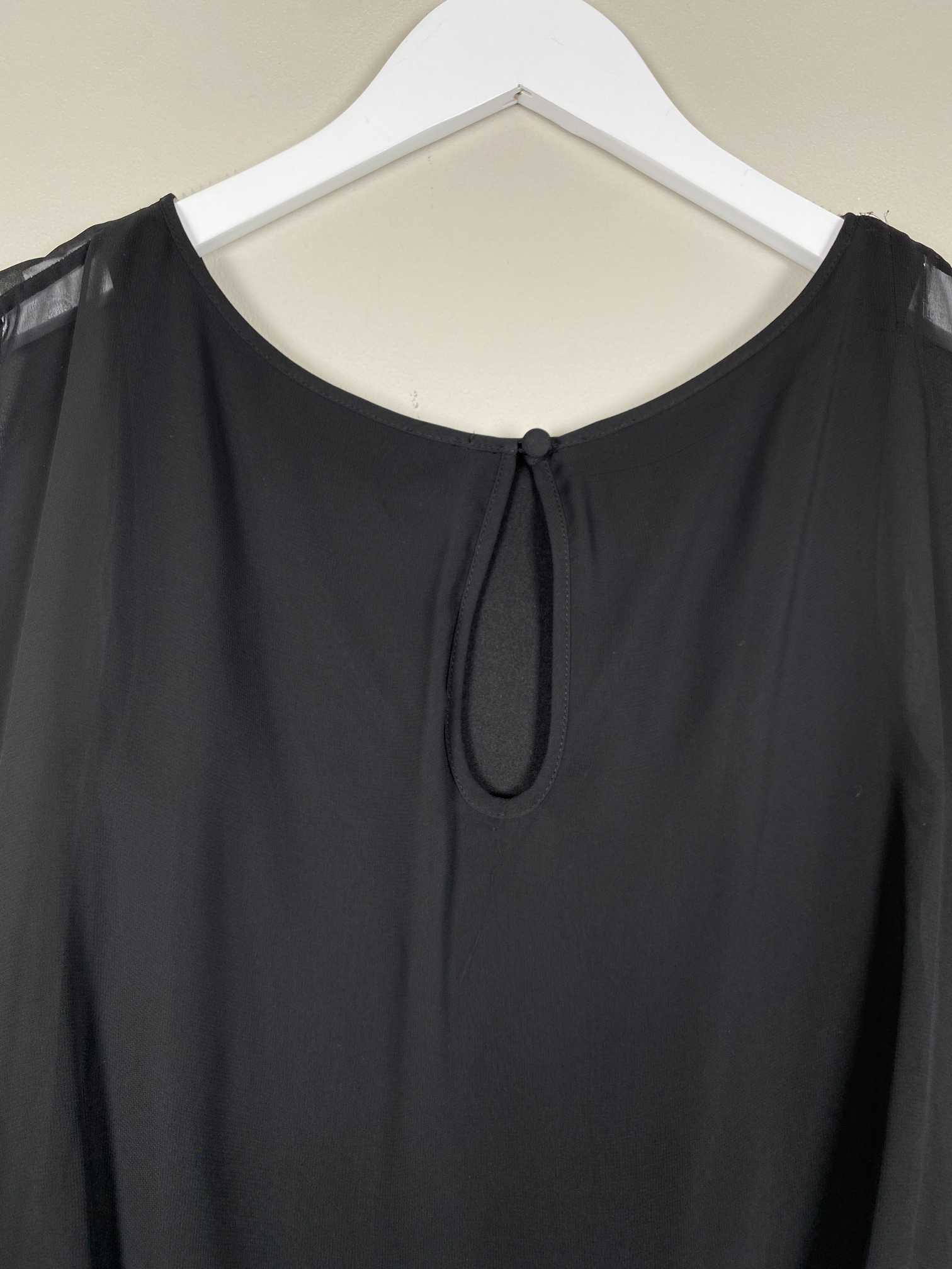 Aidan str. 32 <br/> sort kjole med frynser - Billede 2