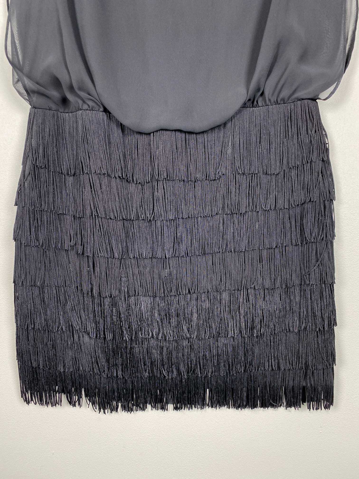 Aidan str. 32 <br/> sort kjole med frynser - Billede 4