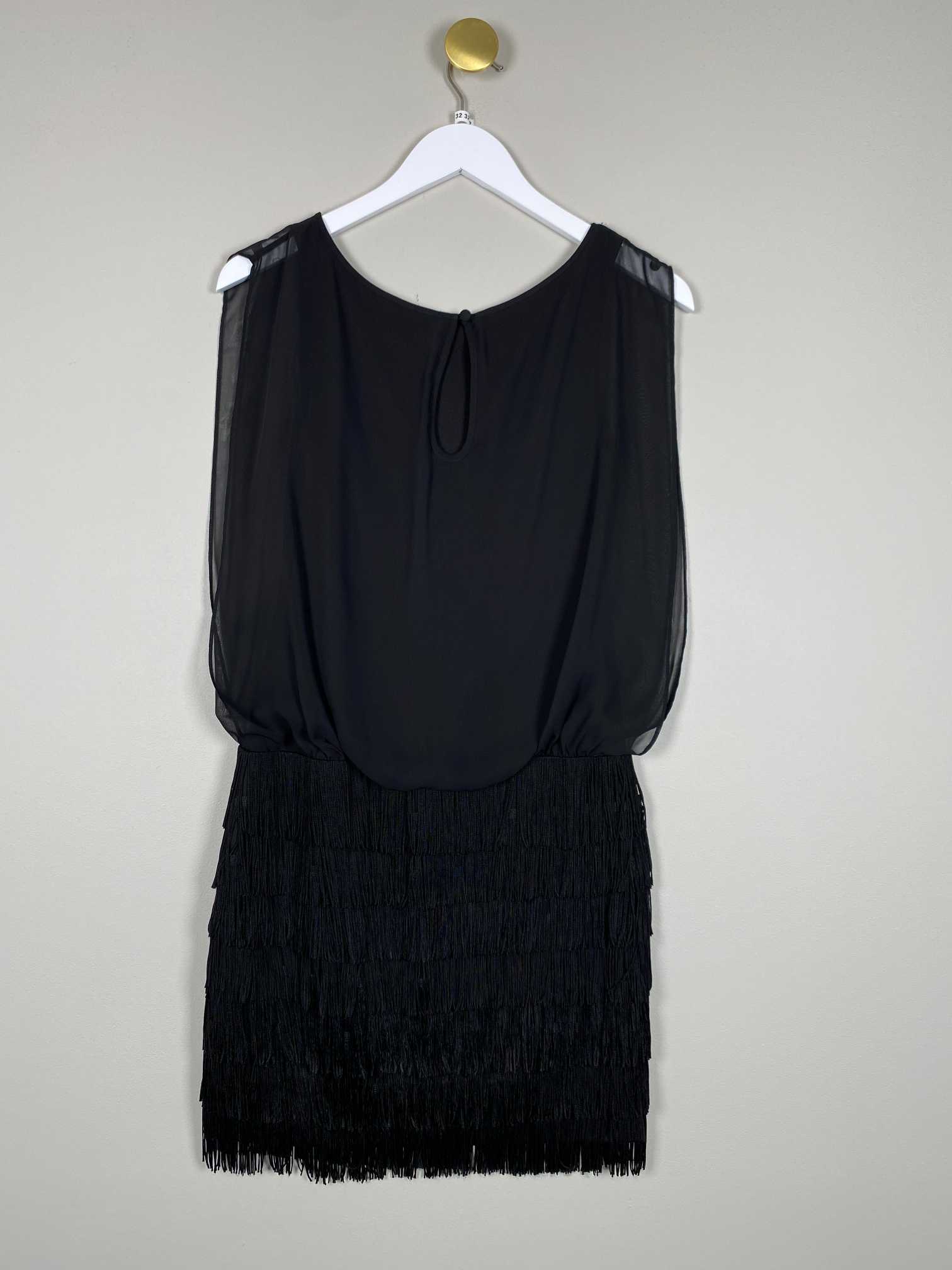 Aidan str. 32 <br/> sort kjole med frynser - Billede 3