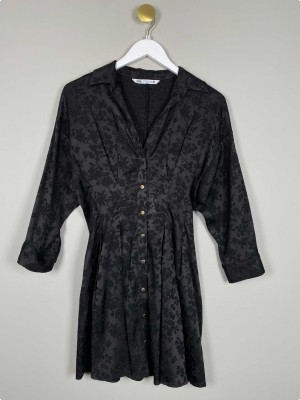 Zara str. XS <br/> sort kjole med prægning