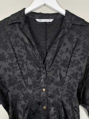 Zara str. XS <br/> sort kjole med prægning
