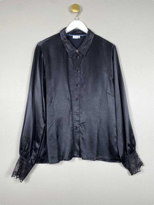 Nümph str. 44 <br/> sort skjorte med blondemanchet