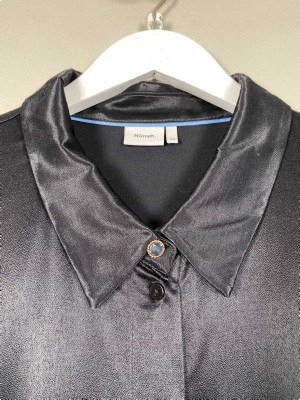 Nümph str. 44 <br/> sort skjorte med blondemanchet